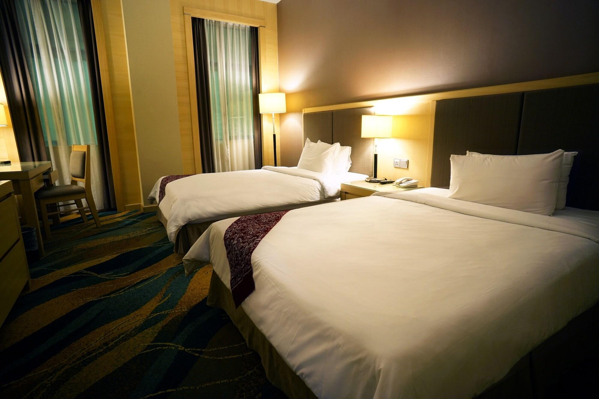 Imperial Palace Hotel Мири Экстерьер фото