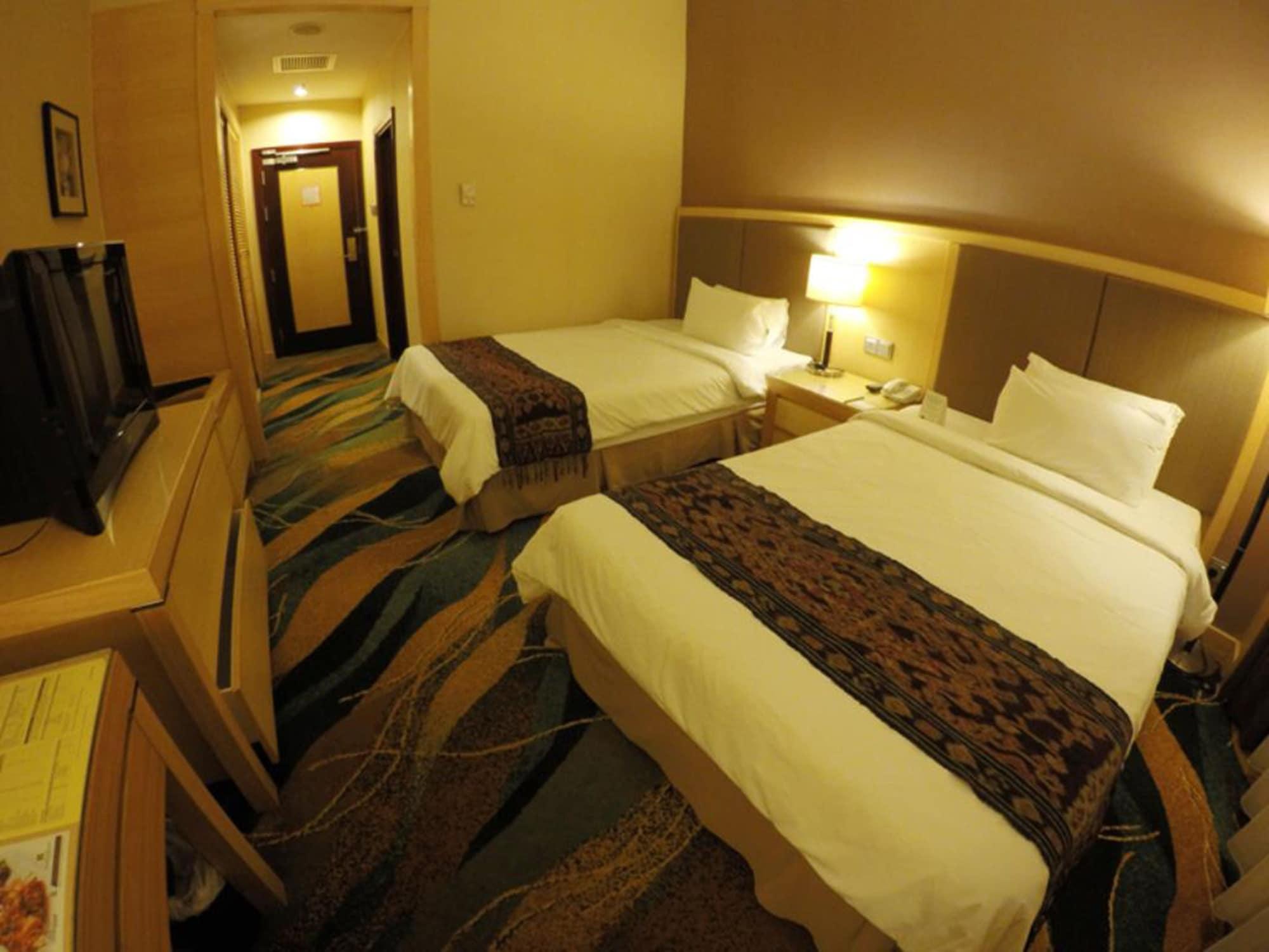 Imperial Palace Hotel Мири Экстерьер фото