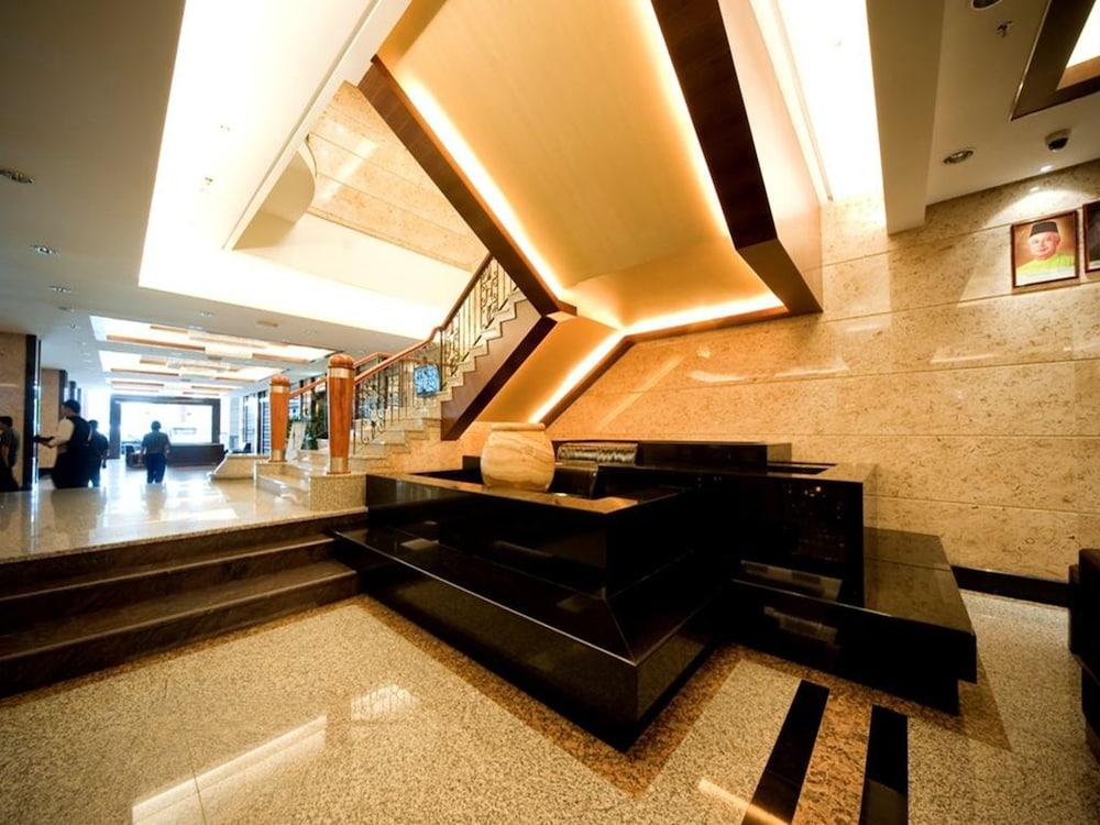 Imperial Palace Hotel Мири Экстерьер фото
