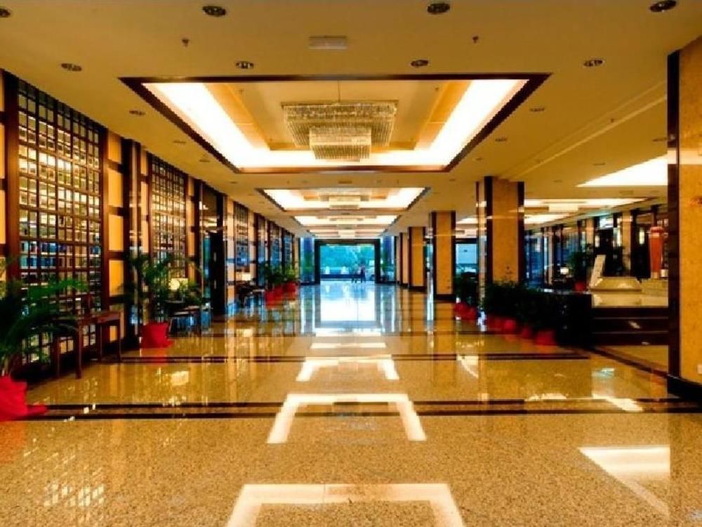 Imperial Palace Hotel Мири Экстерьер фото