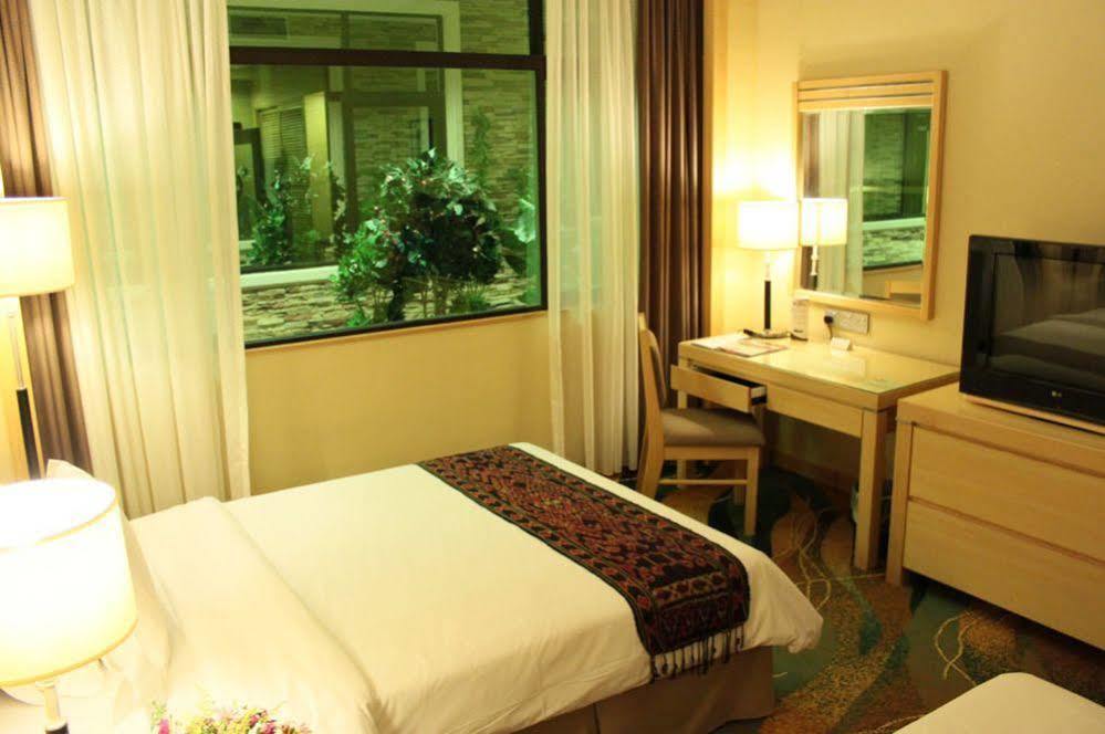Imperial Palace Hotel Мири Экстерьер фото